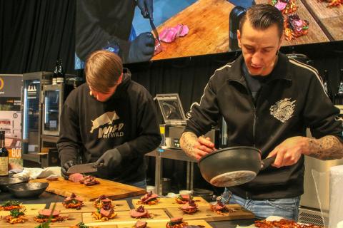Hardcore Food! Sebastian Kapuhs und Torsten Pistole rocken die Bühnenshow. Hardcore Food! Sebastian Kapuhs und Torsten Pistole rocken die Bühnenshow. Hier richten sie einen saftigen Hirschrücken an.