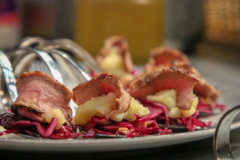 Einfach nur lecker: Hirschrücken auf Kartoffelpüree mit Rotkraut. Einfach nur lecker: Hirschrücken auf Kartoffelpüree mit Rotkraut.