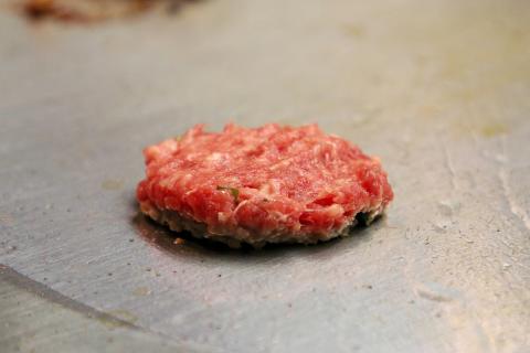 Bevor das Brät in die Wurst kommt, muss es probiert werden. Bevor das Brät in die Wurst kommt, muss es probiert werden. Workshop zur Wurstherstellung mit Fabian Grimm