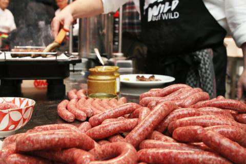 In den Workshops ging es häufig um die Wurst! In den Workshops ging es häufig um die Wurst! Wildmetzger Conrad Baierl zeigt den Teilnehmern, wie man wurstet.