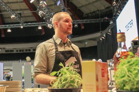 Fabian Grimm, auch bekannt als "hautgout". Fabian Grimm, auch bekannt als "hautgout", zeigte während des Wild Food Festivals, wie man leckere Wildwürstchen macht oder zarten Rehrücken sous vide gart.
