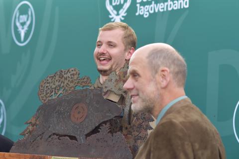 Der Sieger Philipp Sehnert mit seinem Pokal. Der Sieger Philipp Sehnert mit seinem Pokal.