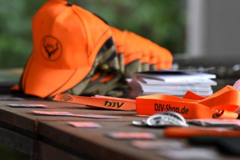 Neben Basecaps und Schlüsselanhängern werden unter anderem auch Anschlagsmarkierungen mit DJV-Branding angeboten. Neben Basecaps und Schlüsselanhängern werden unter anderem auch Anschlagsmarkierungen mit DJV-Branding angeboten.